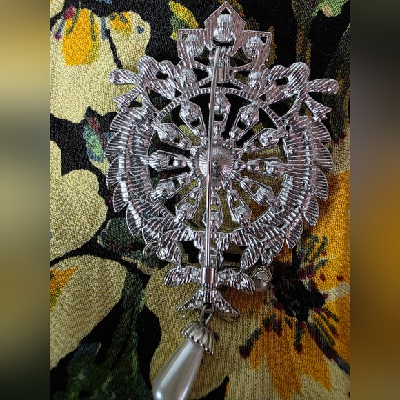 Large Elegant Faux Pearls And White Crystal Silver and Brooch - Picture 2 of 3